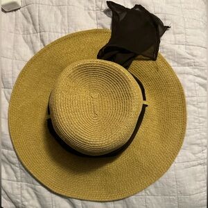 hat with bow around rim